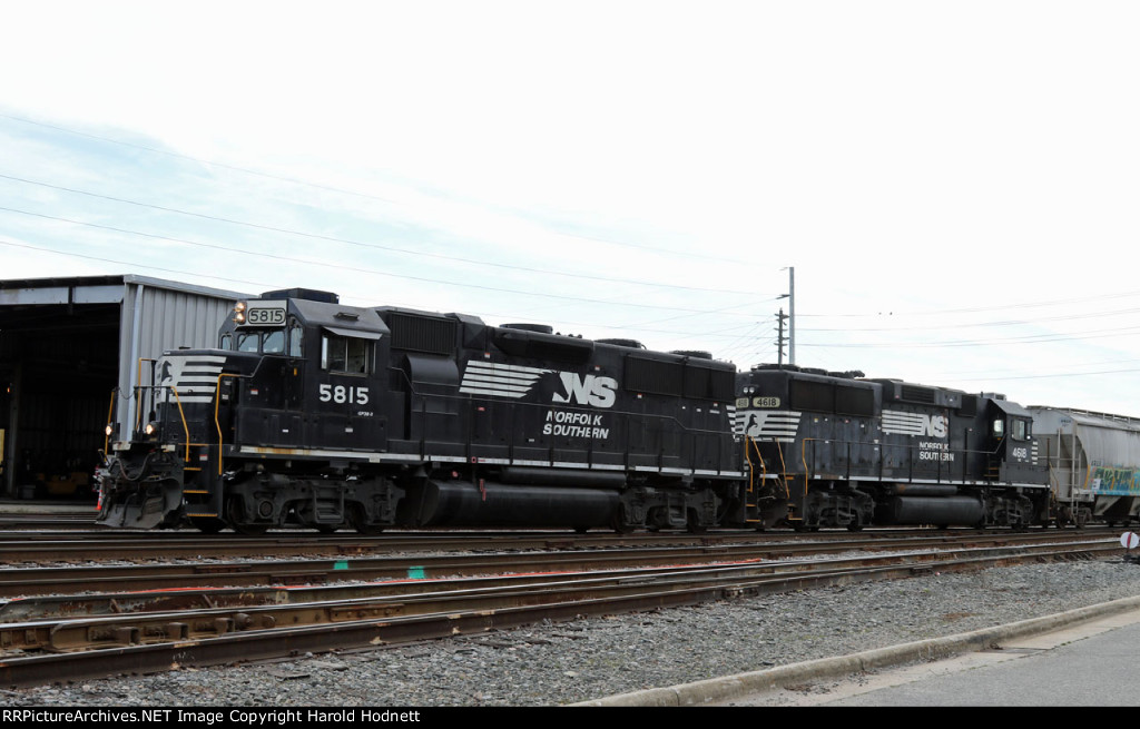 NS 5815 & 4618 switch cars in Glenwood Yard